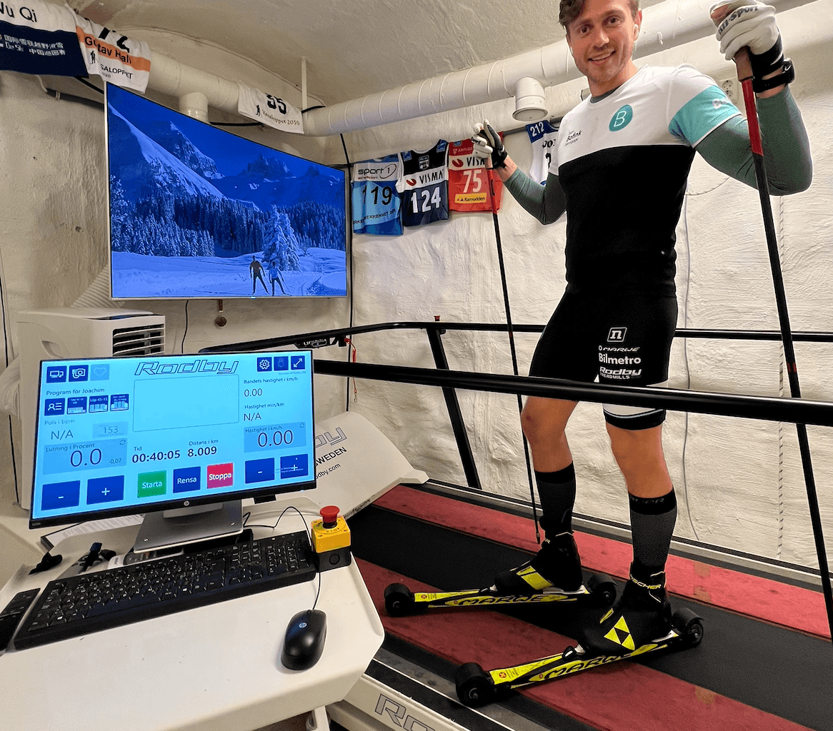 Rullskidor på skidband med skärm och reglage i Skidstudion